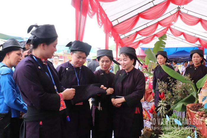 Người dân tham quan và tìm hiểu sản phẩm trang phục truyền thống dân tộc Nùng (sản phẩm OCOP xã Thiện Thuật) tại ngày hội Háng Pò, xã Thiện Thuật