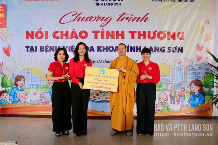 Đại diện Ban Trị sự Giáo hội Phật giáo Việt Nam tỉnh trao biển tượng trưng hỗ trợ 30 triệu đồng cho chương trình “Nồi cháo tình thương"