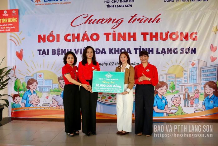 Đại diện Công ty TNHH Trọng Tín trao biển tượng trưng hỗ trợ 20 triệu đồng cho chương trình “Nồi cháo tình thương"