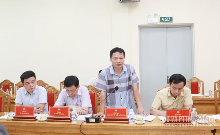 Lãnh đạo Trung tâm Phát triển quỹ đất tỉnh phản biện tại hội nghị