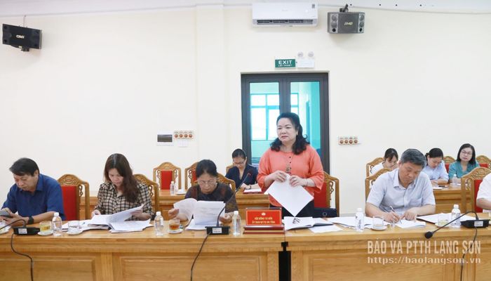 Đồng chí Chủ nhiệm Hội đồng tư vấn về kinh tế, Ủy ban MTTQ Việt Nam tỉnh phản biện tại hội nghị