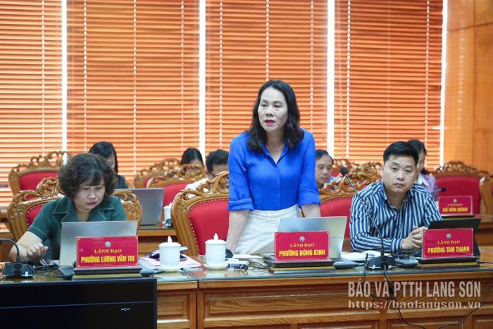 Lãnh đạo phường Đông Kinh phát biểu tại cuộc họp