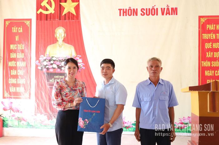 Đồng chí Đoàn Thu Hà trao quà cho đại diện thôn Suối Vằm, xã Thống Nhất