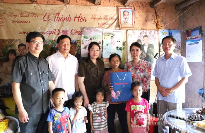 Đoàn công tác tặng quà gia đình thuộc diện được hỗ trợ xóa nhà tạm, nhà dột nát tại xã Thống Nhất