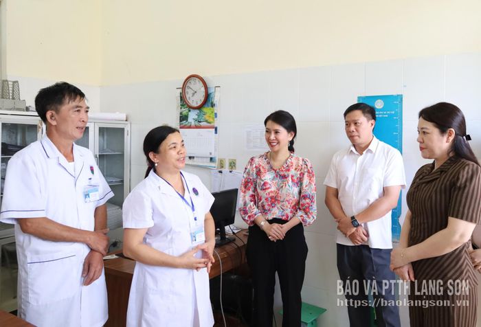 Đồng chí Đoàn Thu Hà, Phó Bí thư Tỉnh ủy, Trưởng Đoàn đại biểu Quốc hội tỉnh, Chủ tịch Ủy ban MTTQ Việt Nam tỉnh và thành viên đoàn công tác khảo sát cơ sở vật chất Trạm Y tế xã Thống Nhất