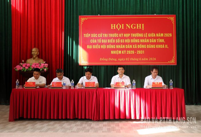 Các thành viên Tổ đại biểu số 3 HĐND tỉnh và đại biểu HĐND xã Đồng Đăngtại buổi tiếp xúc cử tri tại nhà văn hóa Thụy Hùng (thôn Pò Nghiều)