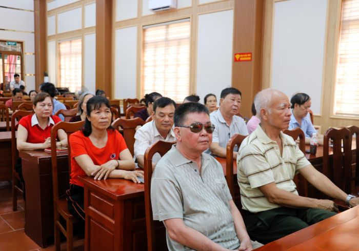 Cử tri dự hội nghị tại hội trường trụ sở Đảng ủy - UBND xã Đồng Đăng (thôn Nam Quan)