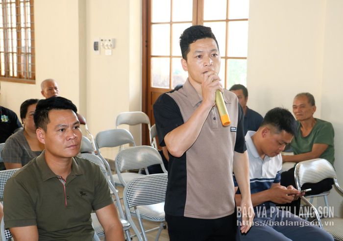 Cử tri thôn Nà Lại phát biểu ý kiến tại hội nghị