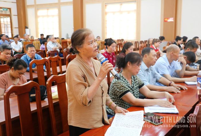 Cử tri thôn Hoàng Văn Thụ phát biểu ý kiến tại hội nghị