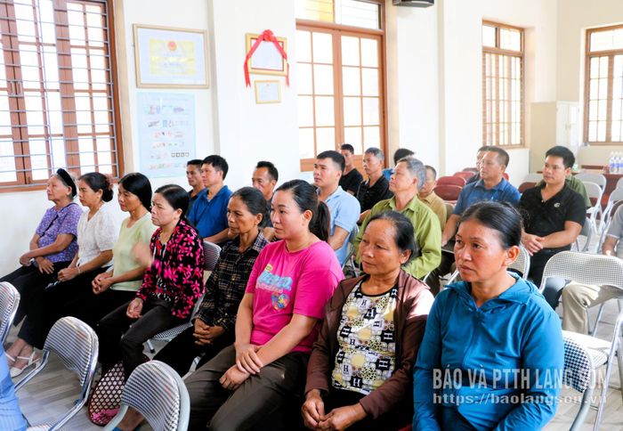 Cử tri dự hội nghị tại nhà văn hóa Thụy Hùng (thôn Pò Nghiều)