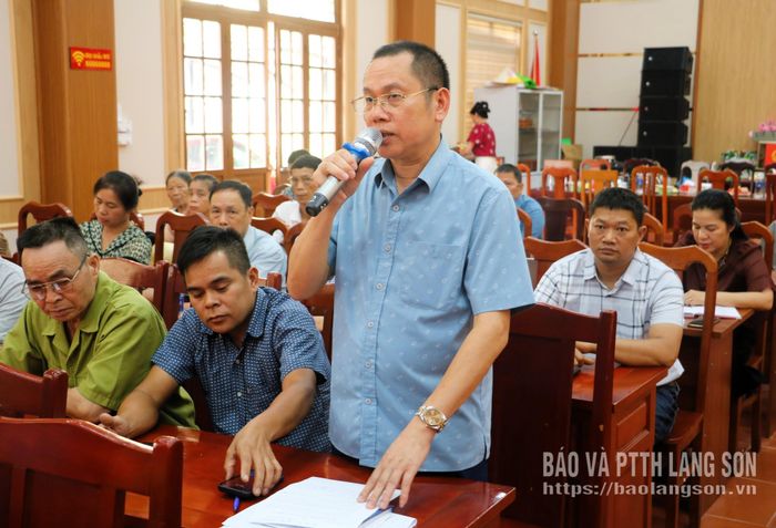Cử tri thôn Nam Quan phát biểu ý kiến tại hội nghị