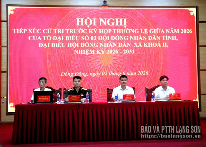 Các thành viên Tổ đại biểu số 3 HĐND tỉnh và đại biểu HĐND xã Đồng Đăng tiếp xúc cử tri tại hội trường trụ sở Đảng ủy - UBND xã Đồng Đăng (thôn Nam Quan)