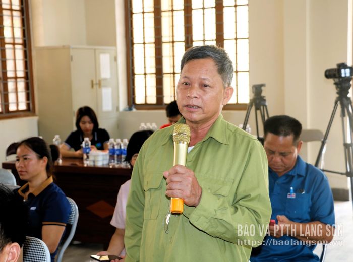 Cử tri thôn Còn Pheo trình bày ý kiến tại hội nghị
