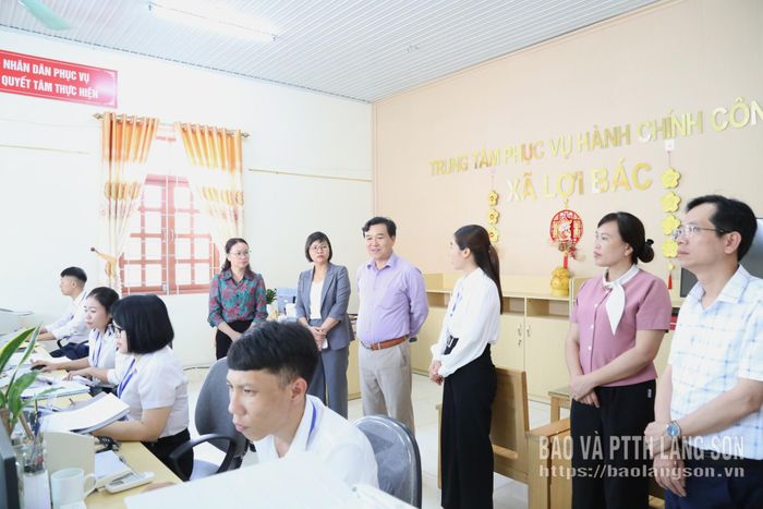 Tổ Công tác số 4 khảo sát tại Trung tâm Phục vụ hành chính công xã Lợi Bác
