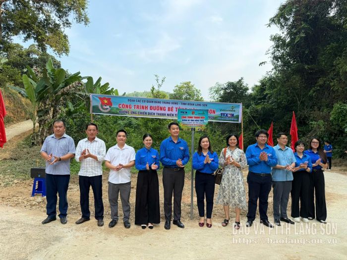 Đại diện các đơn vị khánh thành công trình đường bê tông tại thôn 2