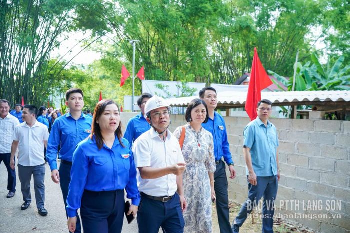 Các đại biểu tham quan công trình Thắp sáng đường quê" tại thôn Pò Lạn