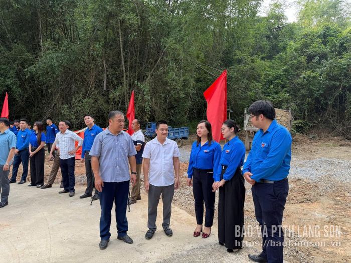Các đại biểu tham quan công trình đường bê tông tại thôn 2