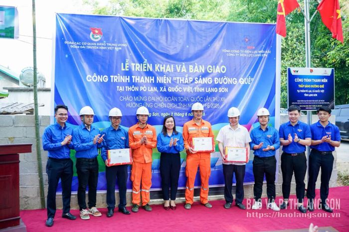 Đại diện các đơn vị trao quà động viên cán bộ, công nhân thi công công trình