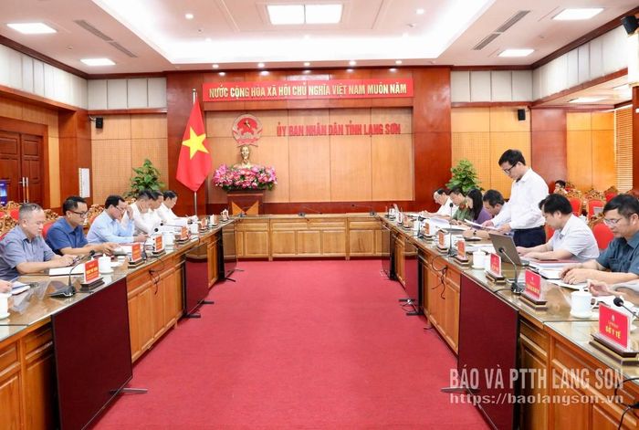 Lãnh đạo Sở Dân tộc và Tôn giáo tỉnh báo cáo tại buổi làm việc