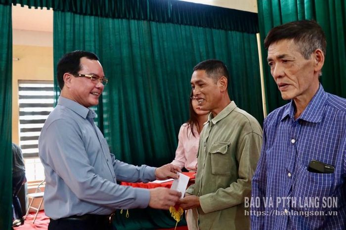 Đồng chí Nguyễn Đình Khang tặng quà hộ dân tộc thiểu số nghèo trên địa bàn xã Chiến Thắng