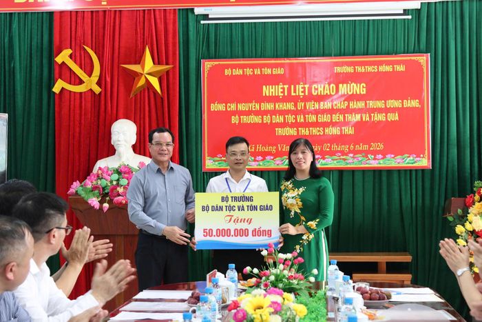 Bộ trưởng Bộ Dân tộc và Tôn giáo tặng quà Trường Tiểu học - THCS Hồng Thái