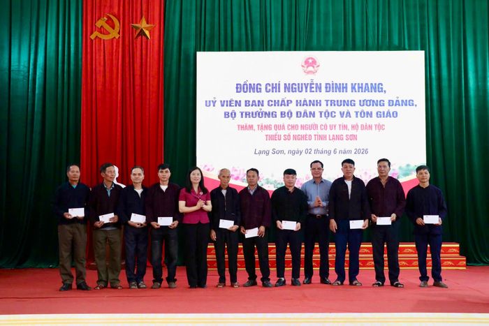 Đồng chí Nguyễn Đình Khang, Ủy viên Trung ương Đảng, Bộ trưởng Bộ Dân tộc và Tôn giáo tặng quà người có uy tín trên địa bàn xã Chiến Thắng