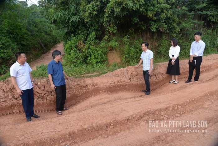 Đoàn khảo sát thực địa tuyến đường liên thôn Bản Chành, xã Lợi Bác