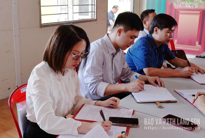 Các đại biểu dự buổi giám sát