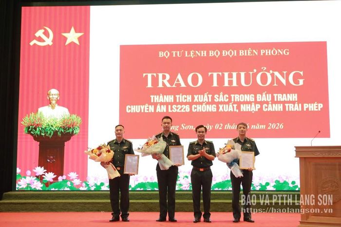 Thiếu tướng Vũ Quốc Ân, Ủy viên Ban Thường vụ Đảng ủy, Phó Chính ủy BĐBP trao quyết định khen thưởng của Trưởng Ban Chỉ đạo 1389 Bộ Quốc phòng cho các tập thể xuất sắc