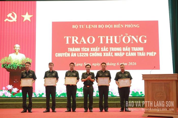 Thiếu tướng Vũ Quốc Ân trao bằng khen của Bộ Tư lệnh BĐBP cho các tập thể, cá nhân xuất sắc