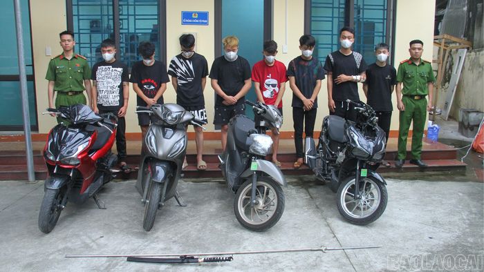  Công an phường Lào Cai triệu tập, làm việc với nhóm thanh niên và thu giữ nhiều tang vật. 