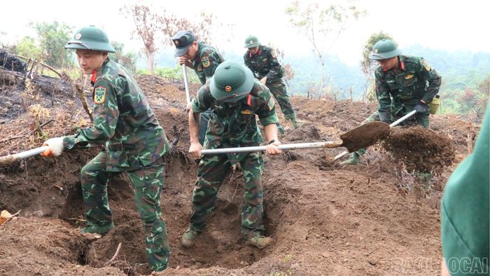  Lực lượng chức năng triển khai công tác tìm kiếm, quy tập hài cốt liệt sĩ theo kế hoạch của Chiến dịch 500 ngày đêm. 