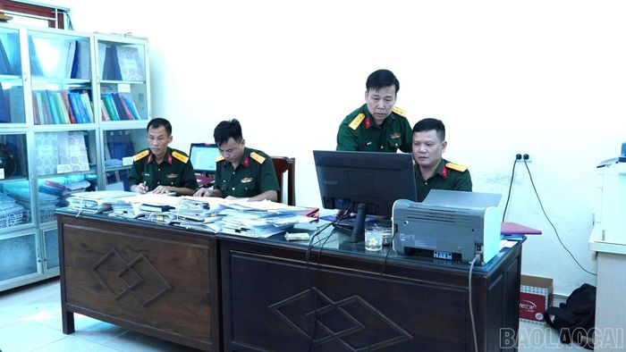 Cán bộ, chiến sĩ Ban Chính sách, Phòng Chính trị, Bộ Chỉ huy Quân sự tỉnh Lào Cai thực hiện công tác rà soát, tổng hợp thông tin phục vụ tìm kiếm, quy tập và xác định danh tính hài cốt liệt sĩ.