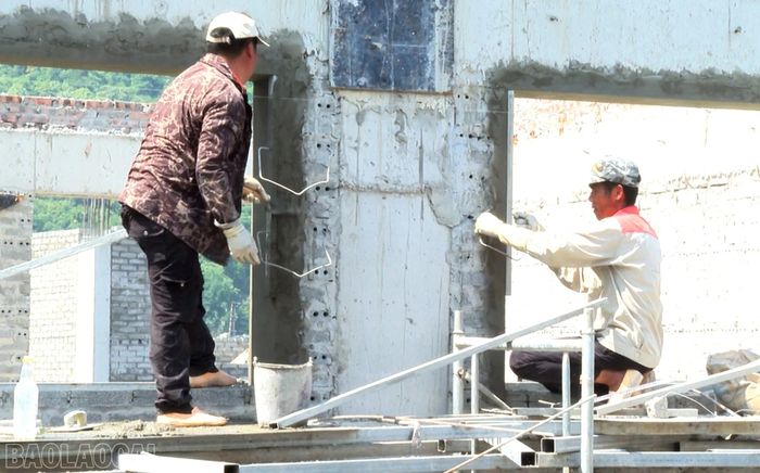 Công nhân hoàn thiện từng hạng mục công trình Trường Phổ thông Dân tộc nội trú Tiểu học và THCS Mường Khương.