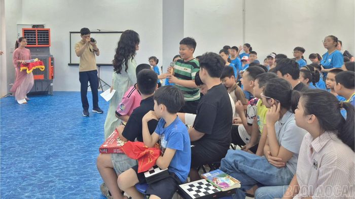 Ban tổ chức trao quà cho các em có câu trả lời đúng.