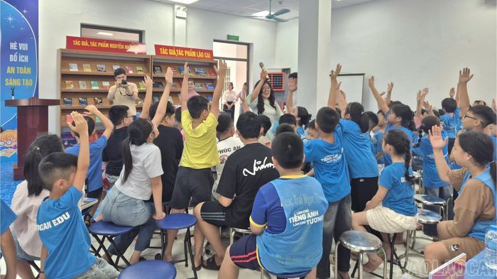 Thiếu nhi tham gia sân chơi tìm hiểu kiến thức.