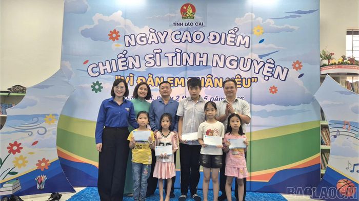 Lãnh đạo các đơn vị trao học bổng cho thiếu nhi có hoàn cảnh khó khăn.