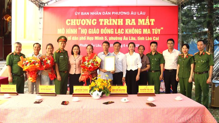 Phường Âu Lâu trao quyết định, tặng hoa chúc mừng các thành viên mô hình "Họ Giáo Đồng Lạc không ma túy".