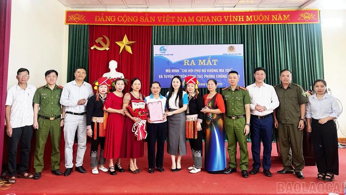 Lãnh đạo Ủy ban MTTQ Việt Nam, Hội LHPN, Công an xã, các đoàn thể trao quyết định và tặng hoa chúc mừng mô hình.