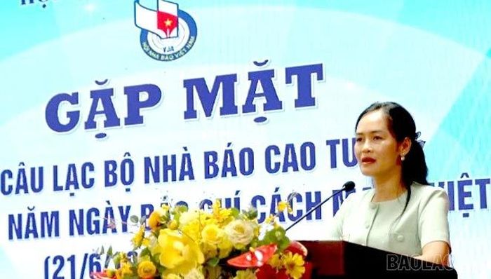 Bà Trần Thu Hiền - Phó Giám đốc Báo và Phát thanh, Truyền hình Lào Cai phát biểu tại buổi gặp mặt.