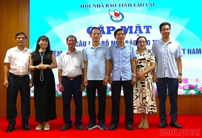 Ban Chủ nhiệm Câu lạc bộ Nhà báo cao tuổi tỉnh Lào Cai mới ra mắt tại buổi gặp mặt.