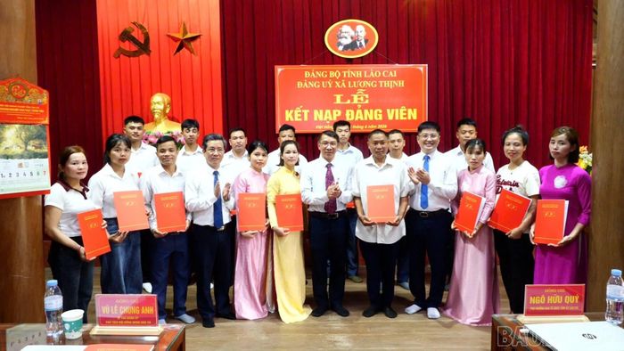 16 quần chúng ưu tú tiêu biểu thuộc 13 chi bộ của Đảng bộ xã Lương Thịnh được kết nạp Đảng.