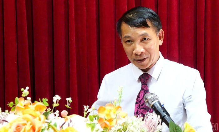Đồng chí Ngô Hữu Quý - Phó Trưởng Ban Tổ chức Tỉnh ủy phát biểu chỉ đạo tại lễ kết nạp.