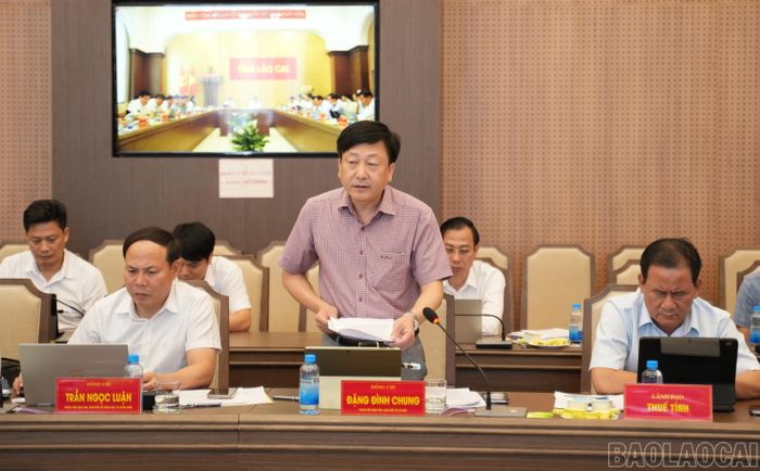 Lãnh đạo Sở Tư pháp báo cáo kết quả thực hiện nhiệm vụ của ngành và một số nội dung liên quan đến công tác xây dựng, hoàn thiện thể chế tại hội nghị.