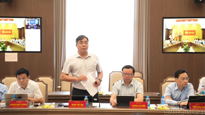 Lãnh đạo Sở Văn hóa, Thể thao và Du lịch tỉnh báo cáo kết quả phát triển du lịch, văn hóa và các nhiệm vụ trọng tâm của ngành tại hội nghị.