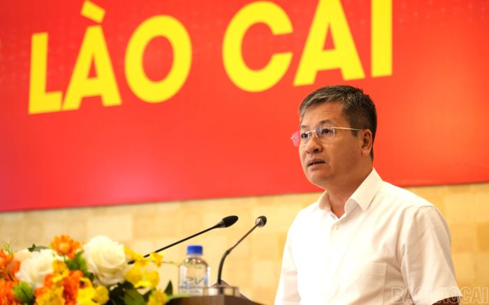 Đồng chí Ngô Hạnh Phúc - Phó Chủ tịch Thường trực UBND tỉnh báo cáo tóm tắt kết quả kinh tế - xã hội của tỉnh 5 tháng đầu năm.