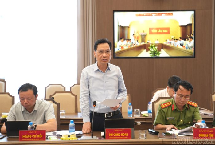 Lãnh đạo Sở Xây dựng báo cáo tình hình triển khai các nhiệm vụ, dự án thuộc lĩnh vực xây dựng tại hội nghị.