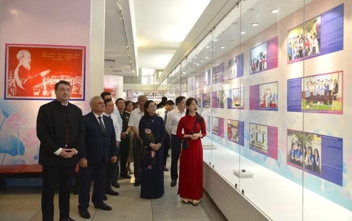 Các đại biểu tham quan triển lãm.