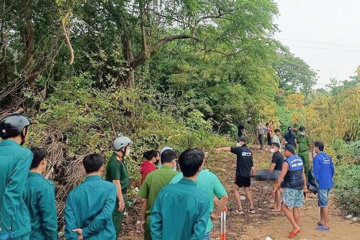 Thi thể nạn nhân được đưa lên bờ