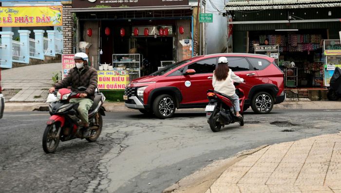 “Ổ gà” ở ngã ba Hoàng Diệu - Đặng Thùy Trâm